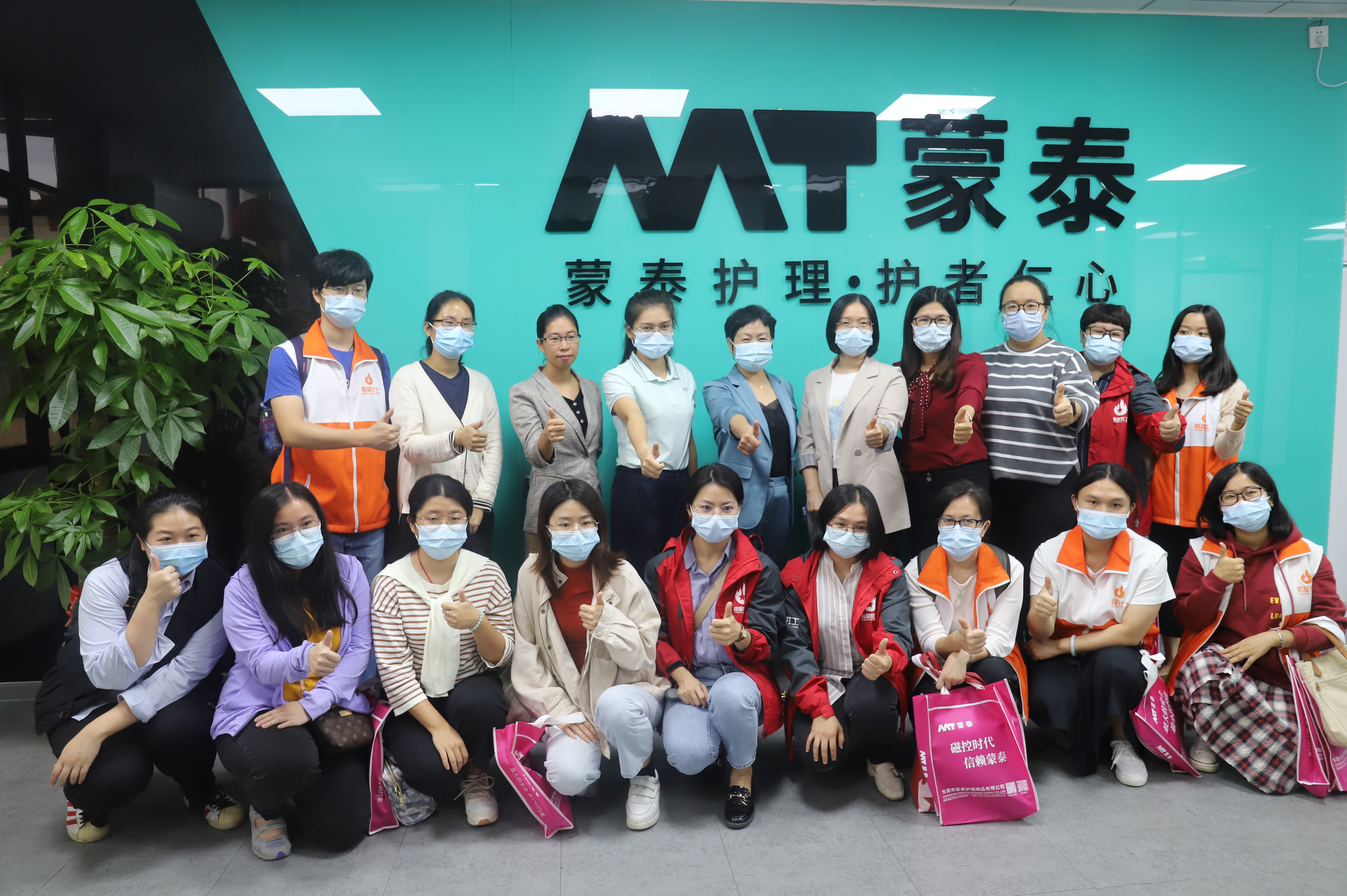 热烈欢迎鹏星社工来到午夜福利三级理论电影公司参观学习